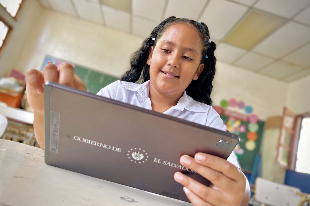 Gobierno avanza en reducir la brecha digital para el sector público de educación gobierno-avanza-en-reducir-la-brecha-digital-para-el-sector-publico-de-educacion